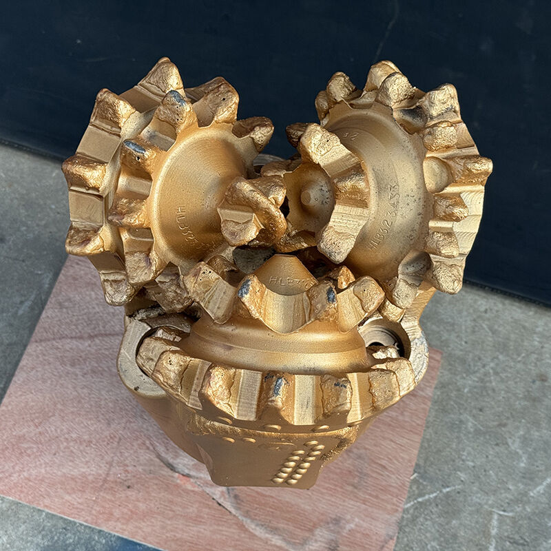 9 7/8 بوصة (250 ملم) IADC137 لقمة حفر ثلاثية المخروط ذات أسنان الطحن لمعدل حفر سريع للتكوينات اللينة